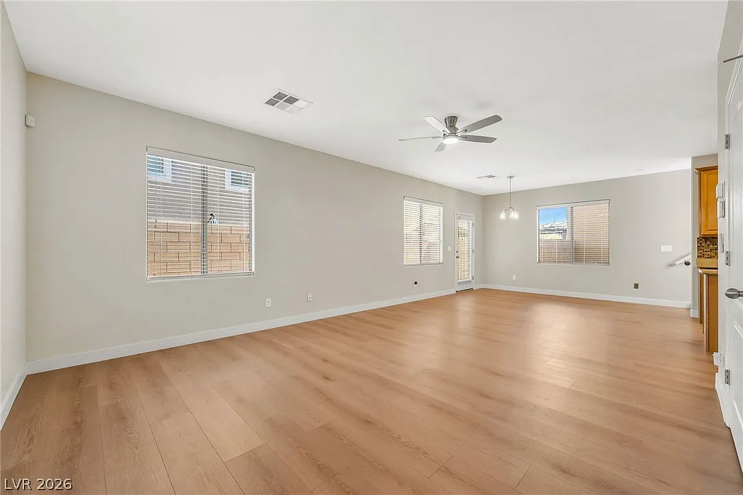 4 bed, 2.5 bath, 1803 sqft, $2,200 — Photo 2