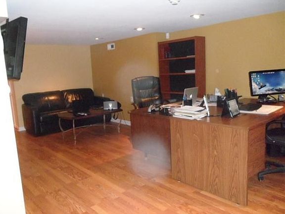 3rd image of 13 Montgomery St
