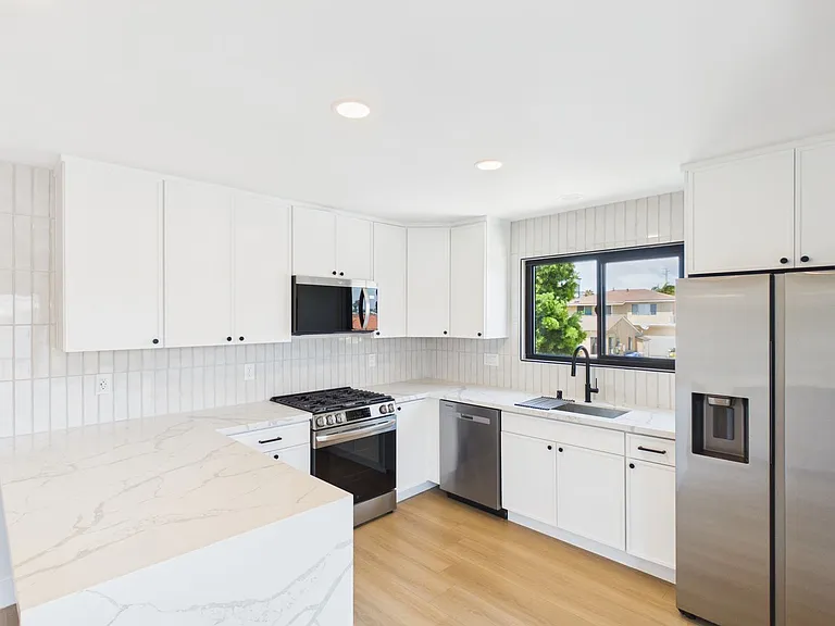 GS - 3129 Emerson — Photo 16