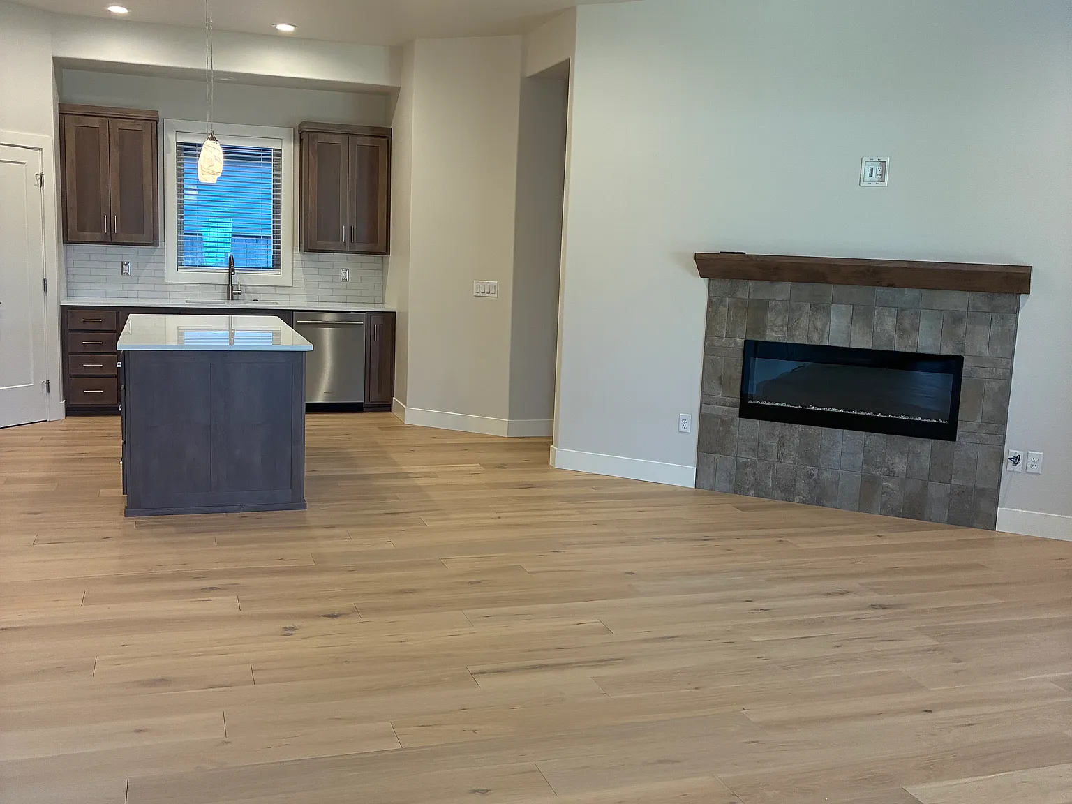 3 bed, 1759 sqft, $2,575 — Photo 4