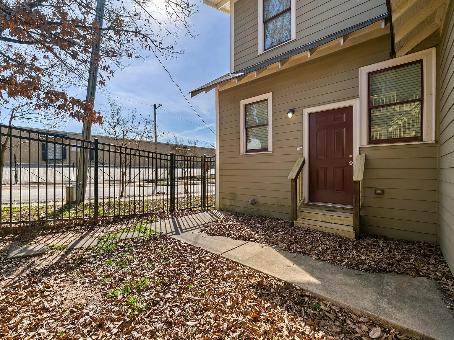 3 bed, 1312 sqft, $2,650 — Photo 2
