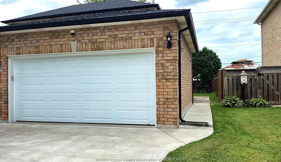 265 Geraldine Cres #LOWER