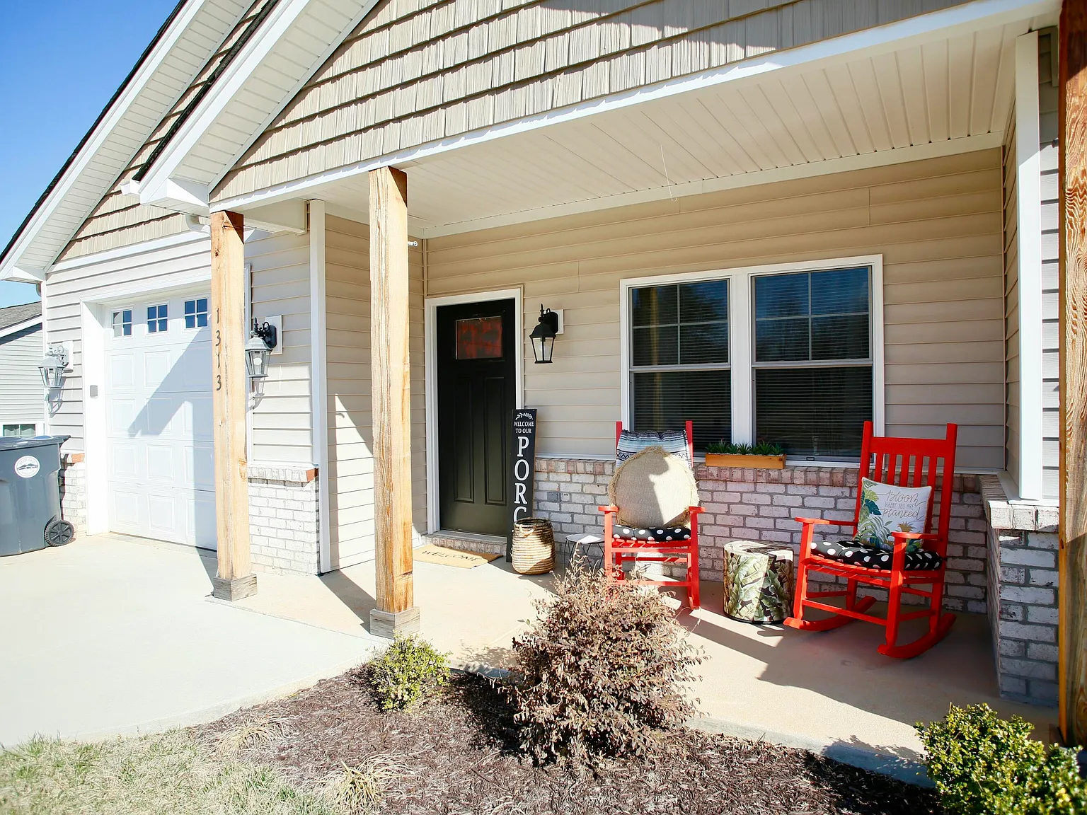 3 bed, 2.0 bath, 1350 sqft, $2,000 — Photo 2