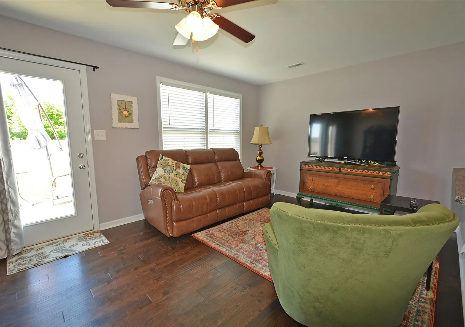 Gorgeous! 3 Bed/2.5 Bath house! Close to I-24! Lawn/Garbage Included! — Photo 4