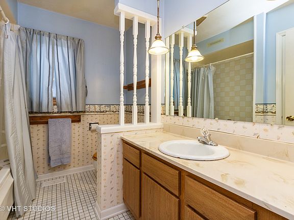 5th image of 20945 Cambridge Ln
