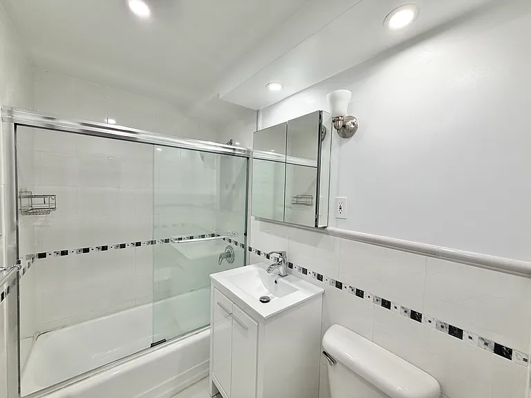 141 E 89th St #3G — Photo 6