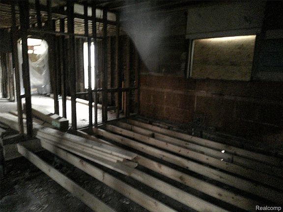 5th image of 301 Chesaning St