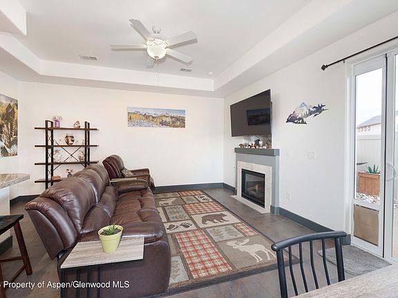 4th image of 860 W 24th St