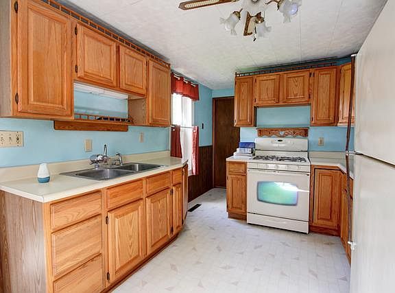 4th image of 623 E 10th St