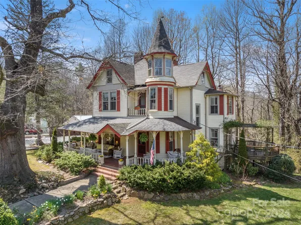 339 Greenville St, Saluda, NC 28773
