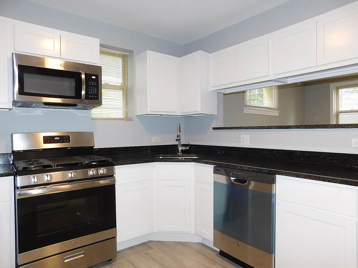 3 bed, 2100 sqft, $2,100 — Photo 3