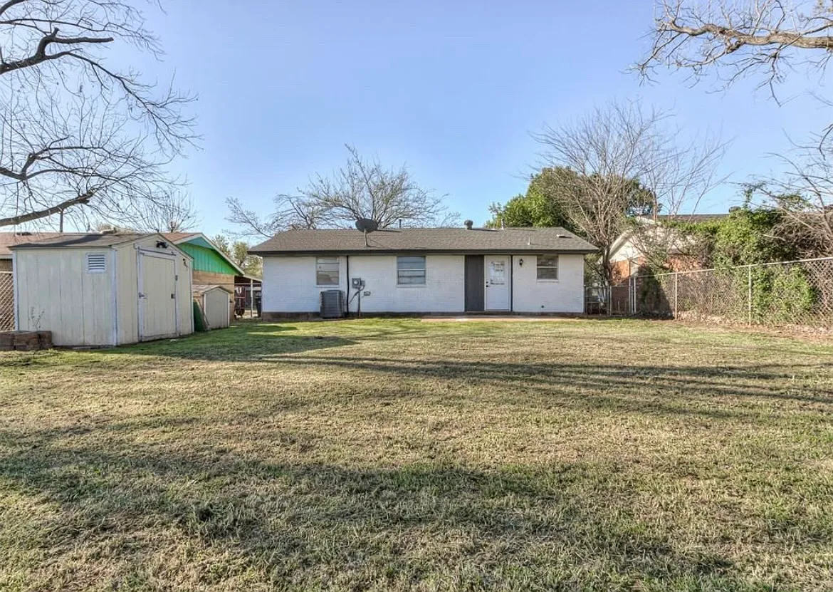 4 bed, 1400 sqft, $1,600 — Photo 2