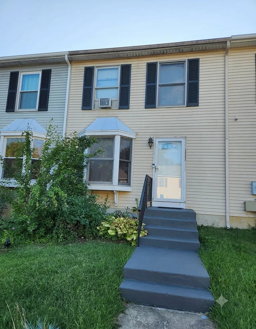 3 bed, 1.5 bath, 1075 sqft, $2,150 — Photo 1