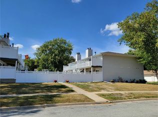 217 21st St NW APT 7, Waverly, IA 50677