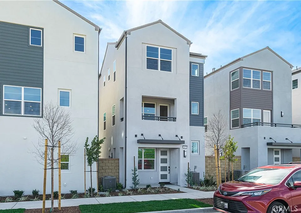 2472 E Stanley Paseo
