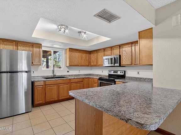 5th image of 704 E PEPPERTREE Avenue
