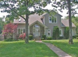 106 E Rogues Path, Huntington Station, NY