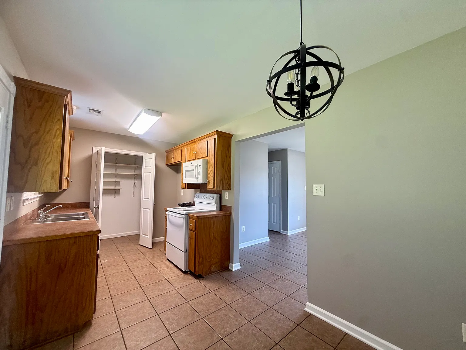 3 bed, 1025 sqft, $1,200 — Photo 3