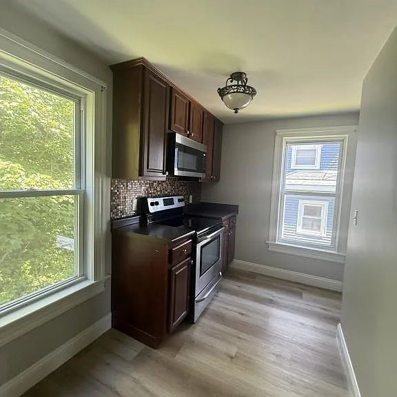 304 Grove St — Photo 3
