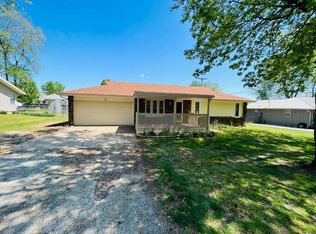 4132 S Meadowlark Dr, Springfield, MO 65807