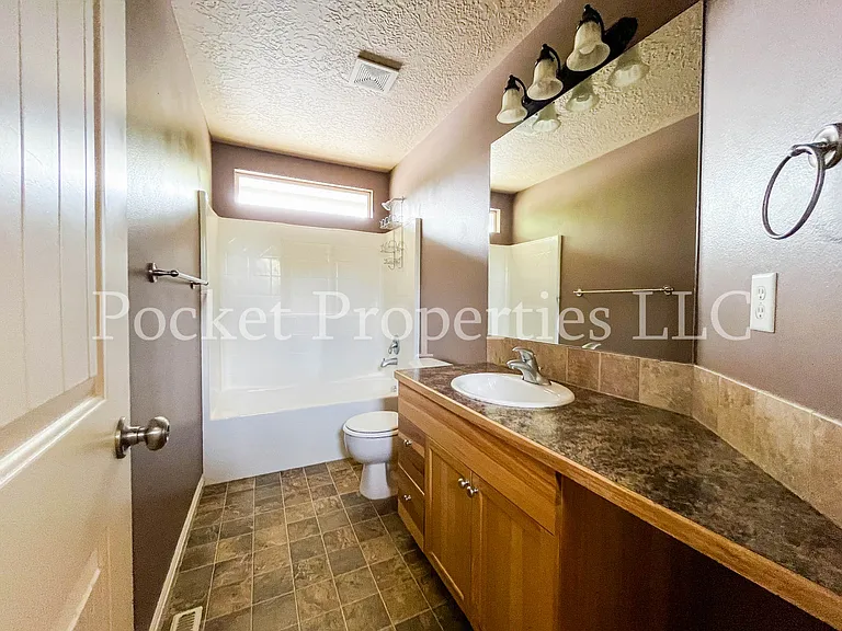 Upstairs full bathroom