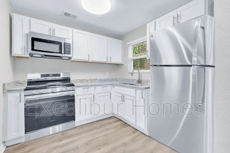 3 bed, 1.0 bath, 790 sqft, $950 — Photo 4