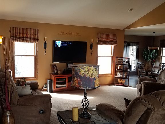 Living Room 17' x 19'6