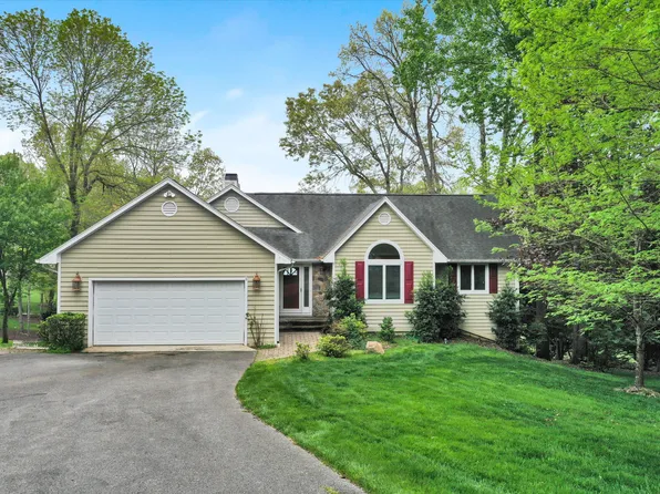 624 Strawberry Banks Dr, Moneta, VA 24121