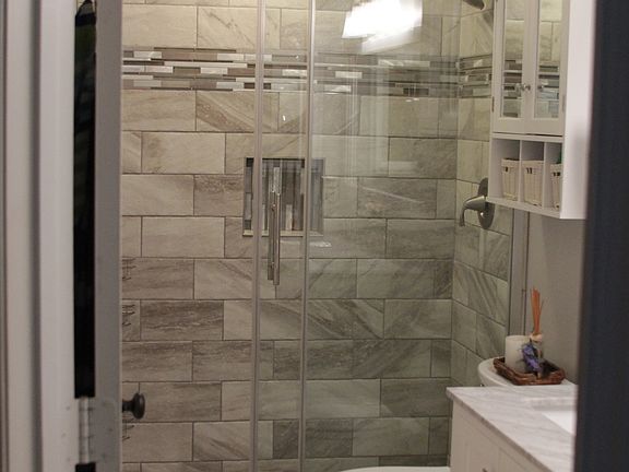 BR2, frameless shower