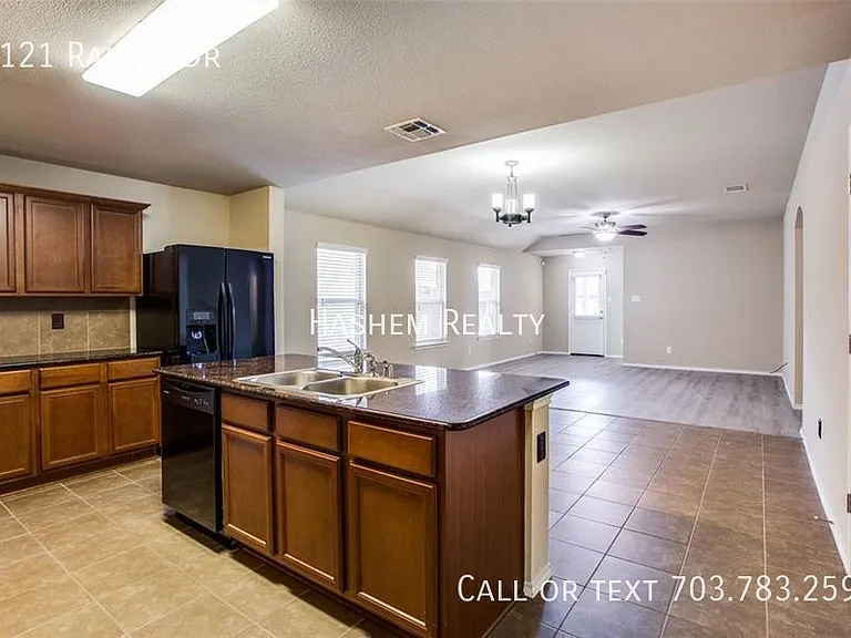 1121 Rainer Dr — Photo 3