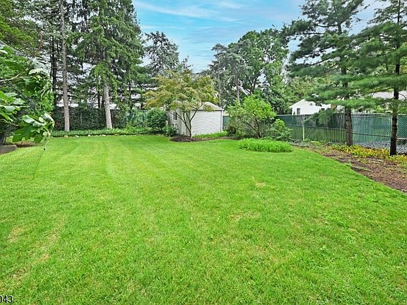 4th image of 393 Gregory Rd