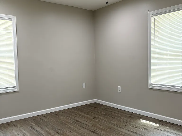 112 Holly Rd NW — Photo 2