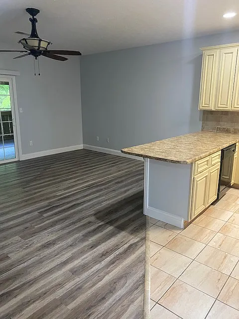 3 bed, 1400 sqft, $1,300 — Photo 4