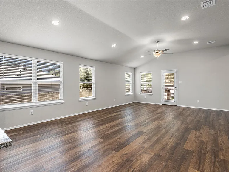 3906 Crockett Ave — Photo 12