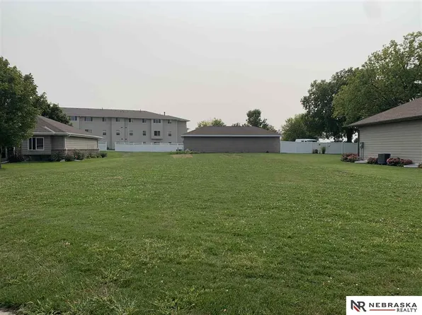 717 Nicholas Cir, York, NE 68467