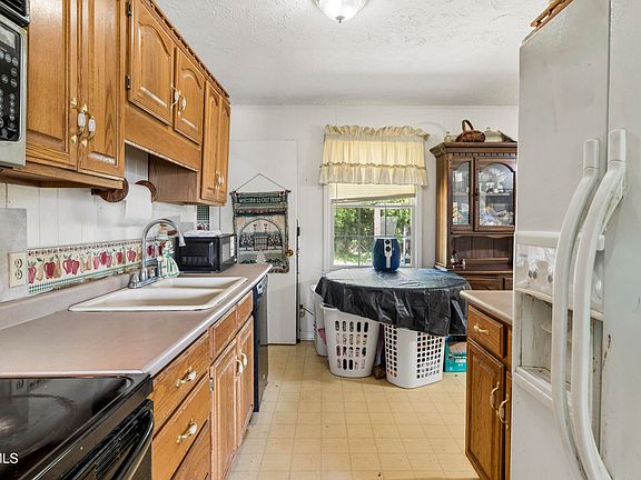 3rd image of 234 Eastwood Dr