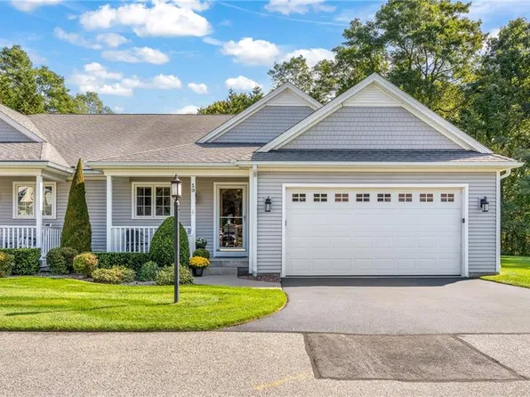 19 Classic Ct, North Kingstown, RI 02852