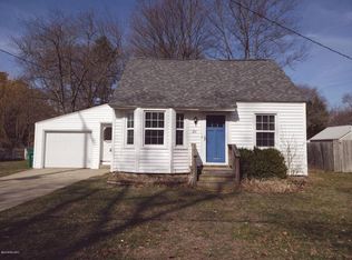 211 S Lake Ave, Spring Lake, MI 49456