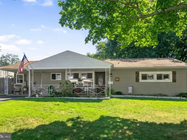 283 Lakeside Dr, Levittown, PA 19054