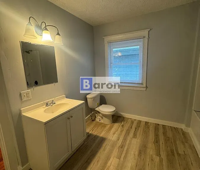 910 Allen St — Photo 5