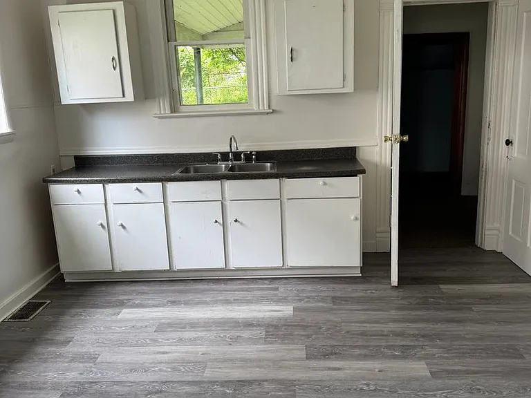 739 E 22nd St — Photo 10