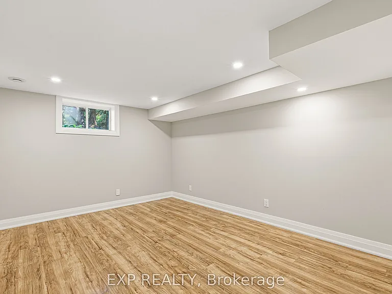 10 Queen Anne Cres — Photo 34