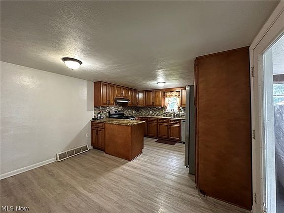 4th image of 825 Lakewood Beach Dr