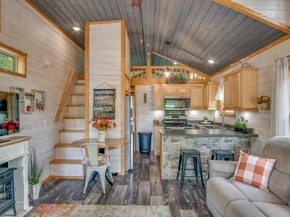 63 Bear Pen Cv, Franklin, NC 28734