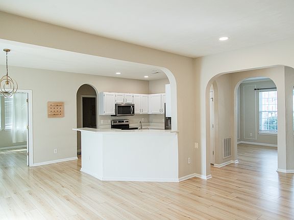 5th image of 800 Wyemouth Dr