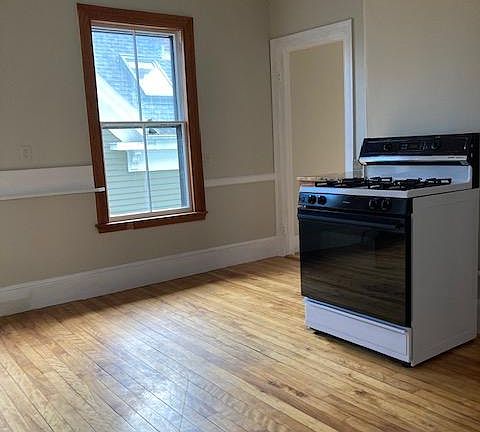 Eat-in Kitchen with gas stove