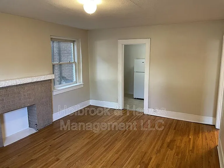 200 E Laurel St — Photo 5