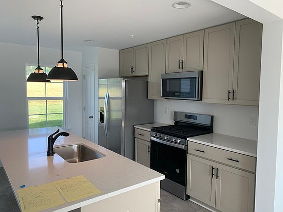 Premium Stainless Kitchen with Quartz Countertops & Large Breakfast Island
