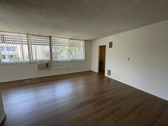 5th image of 1544 N Hayworth Ave
