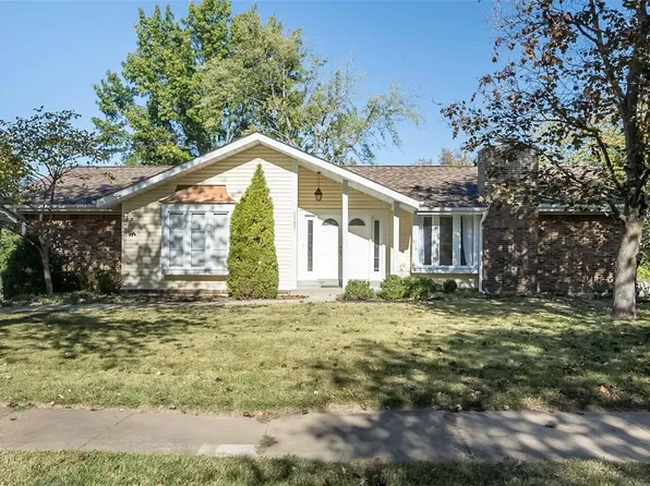 15431 Strollways Dr, Chesterfield, MO 63017